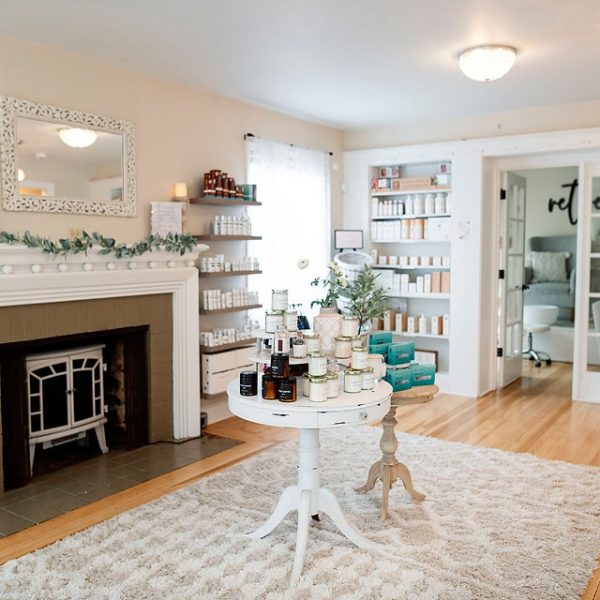 A Living Room Filled With Furniture And A Fireplace